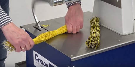 Wiązanie wiązek kablowych sznurkiem elastycznym wiązarką AXRO